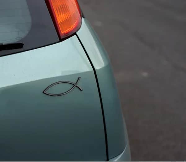 Rybka na samochodzie w którą stronę - odkryj najlepszą orientację