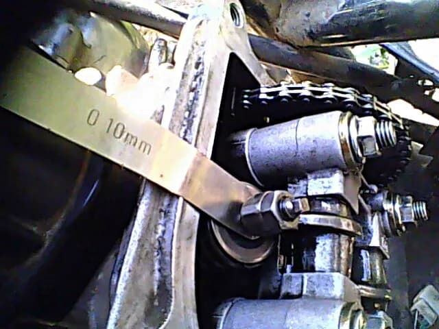 Jak prawidłowo ustawić zawory w motorowerze 4T: poradnik krok po kroku