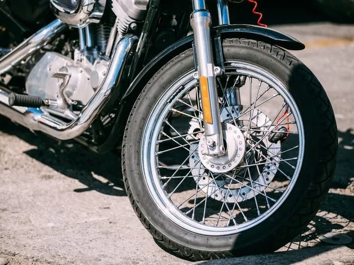 Prawidłowe ciśnienie w oponach motoroweru: kompletny poradnik bezpiecznej jazdy