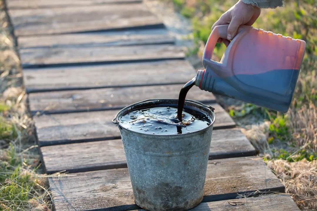 Gdzie oddać zużyty olej silnikowy? Co warto wiedzieć o jego utylizacji?