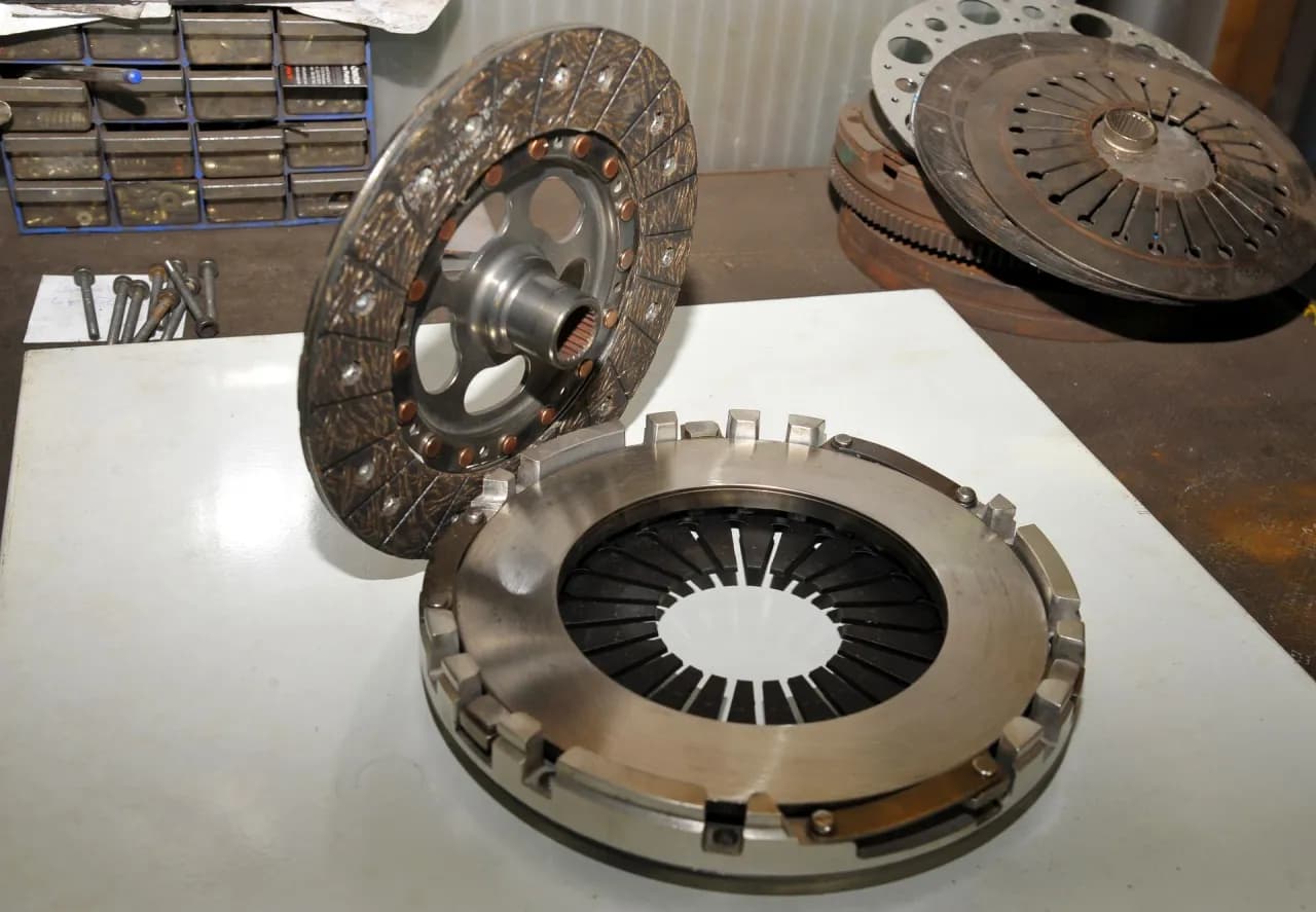 Czy wiesz, ile kosztuje wymiana sprzęgła? Poznaj szczegóły i oszczędzaj