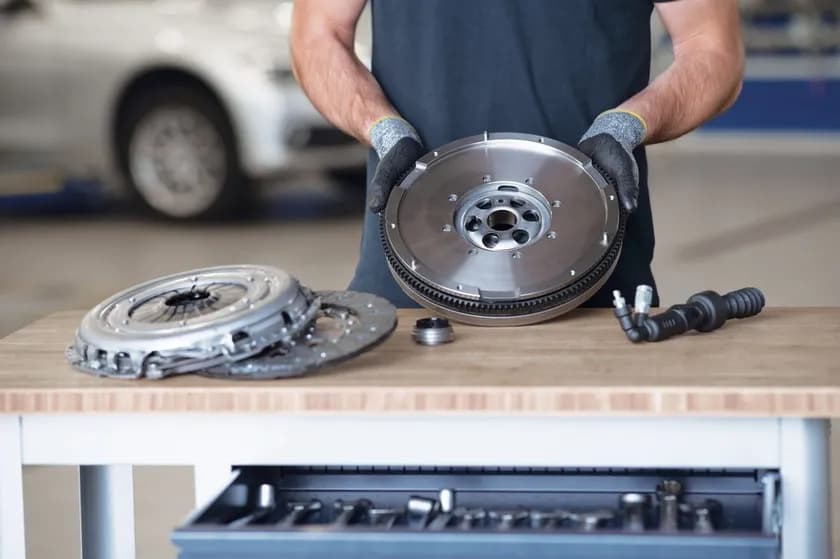 Objawy awarii łapy sprzęgła, które mogą zrujnować Twoje auto