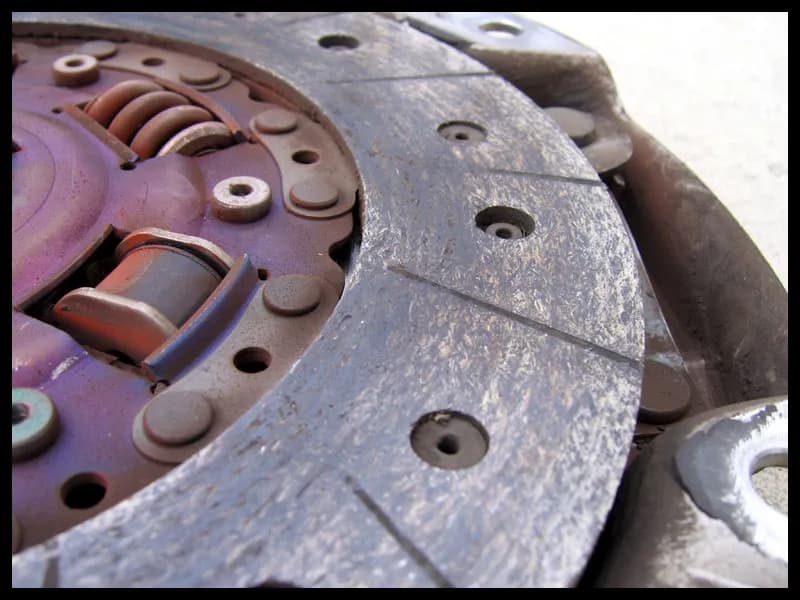 Kiedy ślizgające się sprzęgło objawia swoje objawy, nie ignoruj ich!