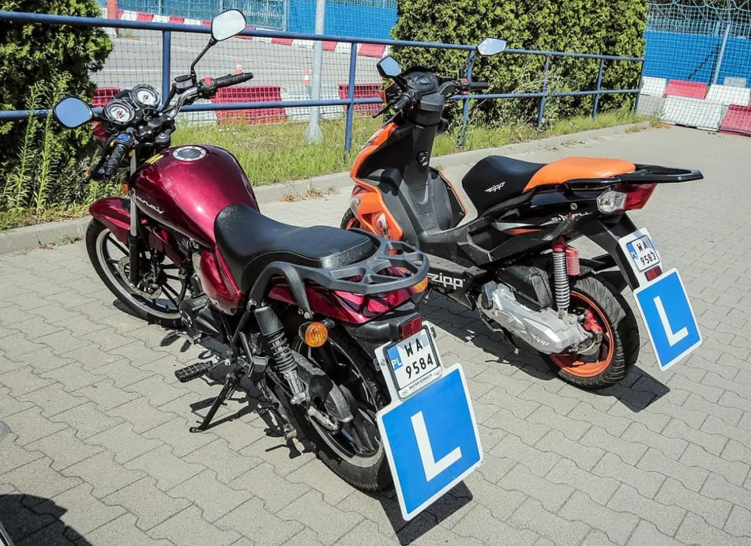 Ile kosztuje kurs na motorower w 2025: Kompleksowe koszty i opłaty