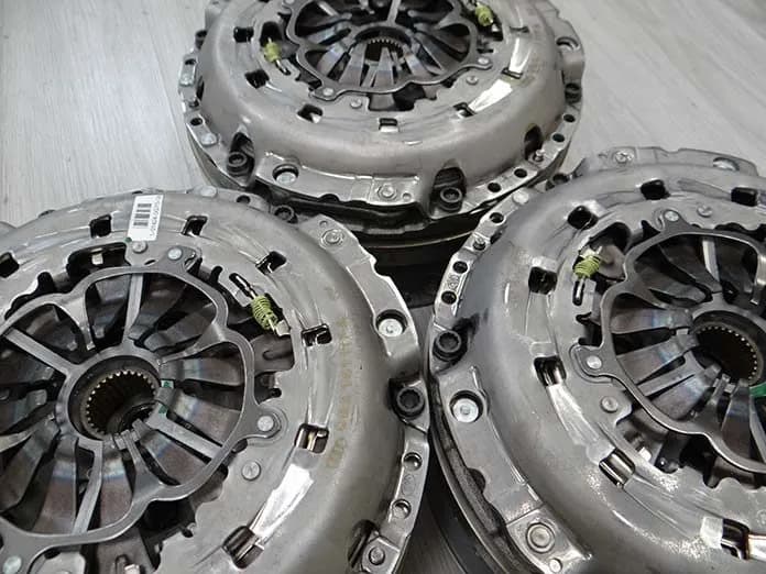 Dlaczego twardy pedał sprzęgła może oznaczać poważne problemy w samochodzie