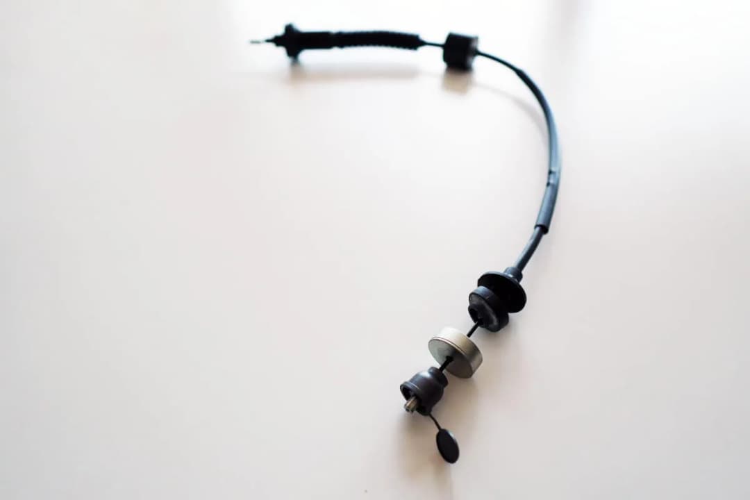 Zerwana linka sprzęgła objawy – jak je rozpoznać i co robić w razie awarii