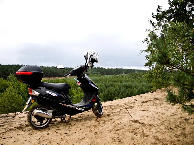 Kompletny poradnik jak jeździć motorowerem: zasady i bezpieczna jazda