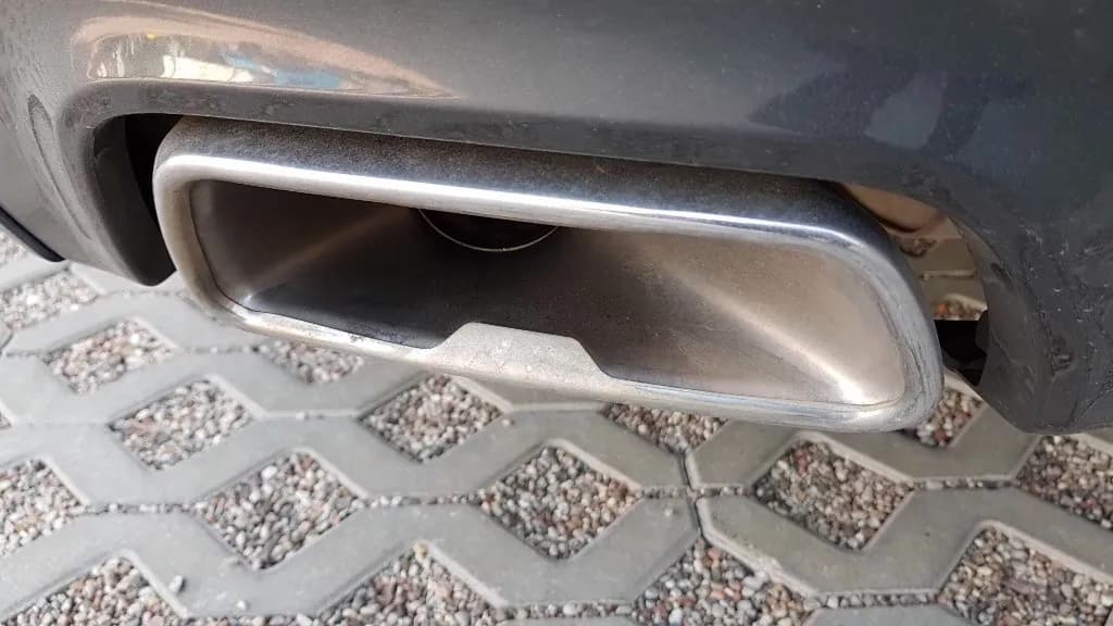 Jak skutecznie wyczyścić końcówkę wydechu i przywrócić jej blask