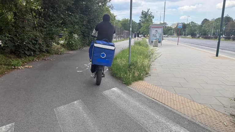 Czy motorowerem można jeździć po ścieżce rowerowej - poznaj przepisy i kary