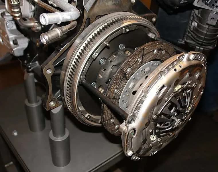 Jak usunąć zapach spalonego sprzęgła i przywrócić świeżość w aucie