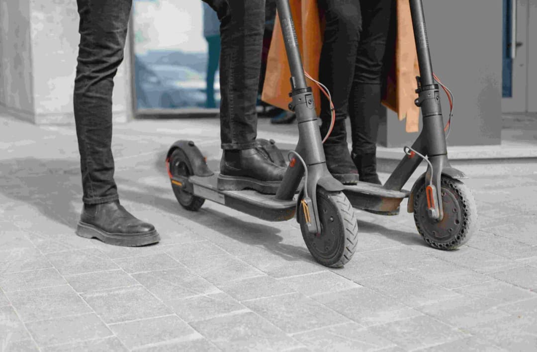 Czy hulajnoga elektryczna to motorower? Poznaj przepisy i uprawnienia