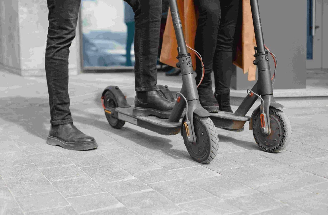 Czy hulajnoga elektryczna to motorower? Poznaj przepisy i uprawnienia