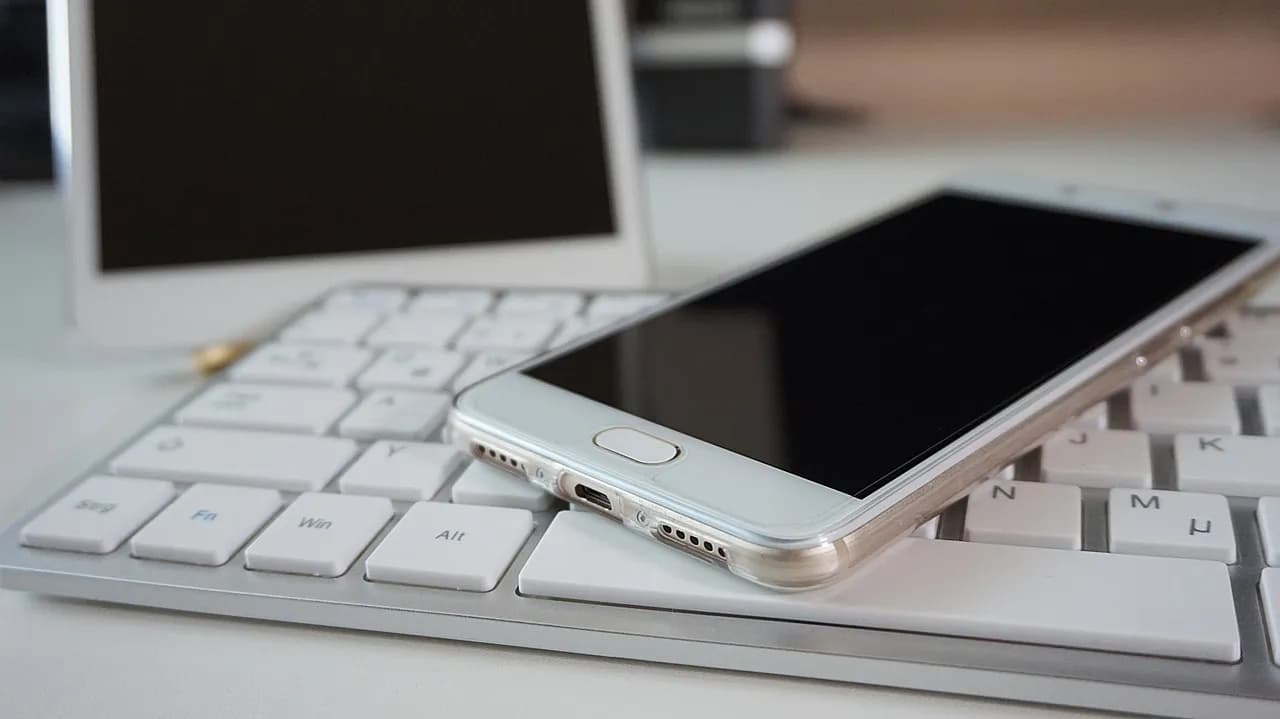 Akcesoria GSM i komputerowe - największe wyprzedaże roku na Black Friday 2025