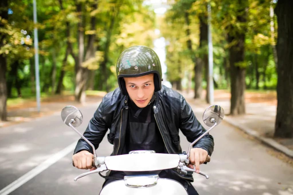 Jak wybrać idealny kask na motorower: 5 ważnych kryteriów bezpieczeństwa