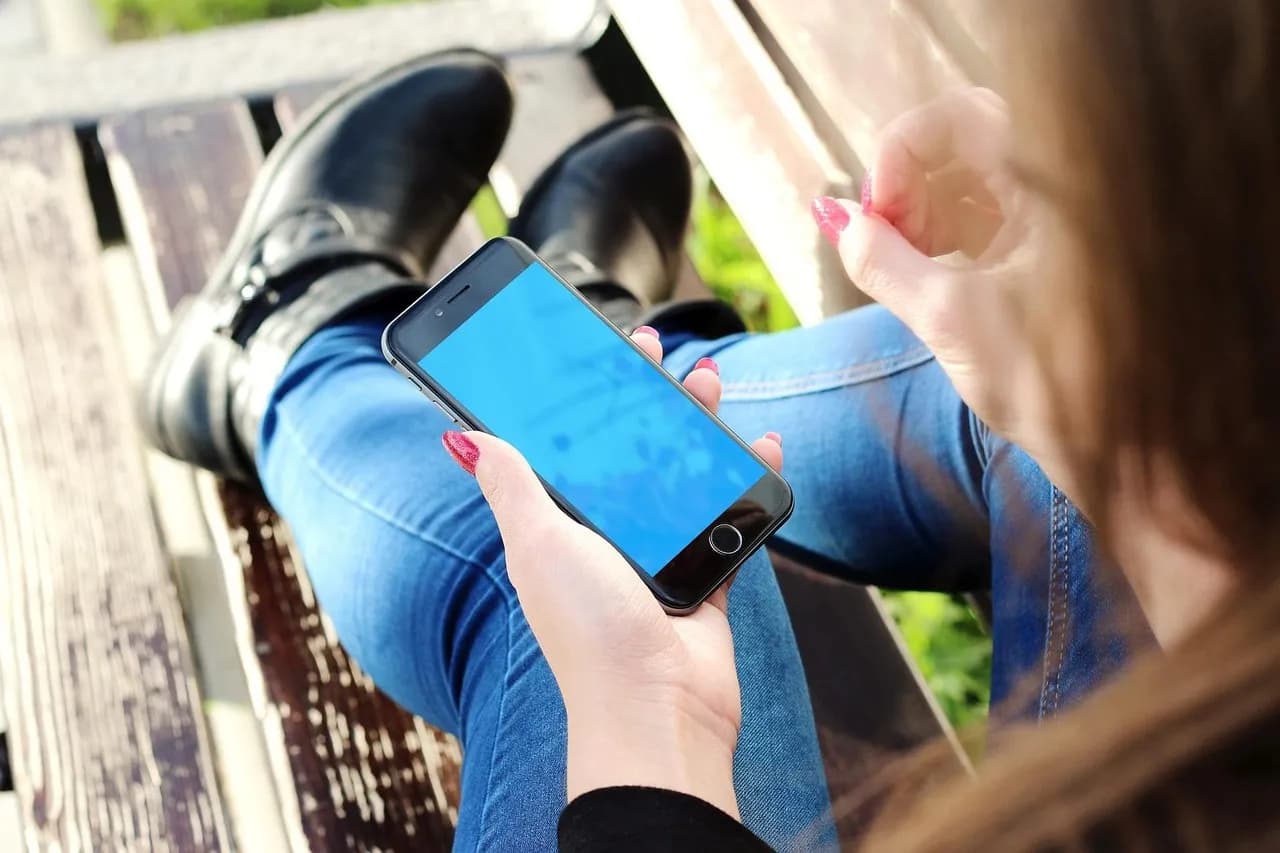 Podsłuch w telefonie, czyli bezpieczeństwo i kontrola rodzicielska w jednym