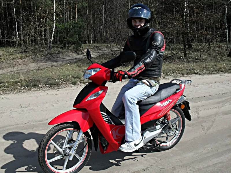 Co lepsze skuter czy motorower: porównanie i różnice kluczowych cech